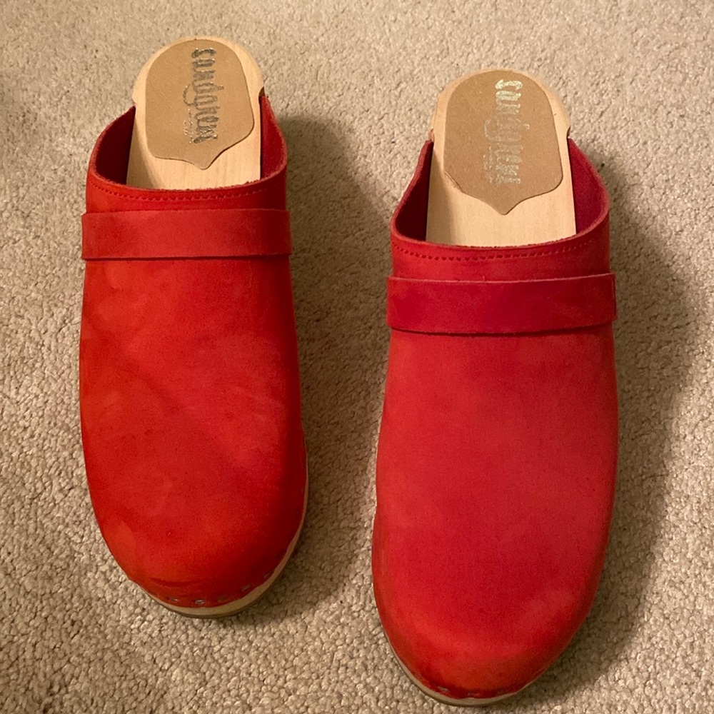 Excellent preowned condition, Sandgrens Dublin clog in red nubuck.